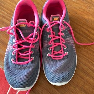 Nike Youth Girl's Flex Fury Running Shoes Gray and Pink Size 3.5
